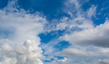 arkaplan kullanımı için mavi gökyüzü ve beyaz bulutların gündüz görüntüsü.