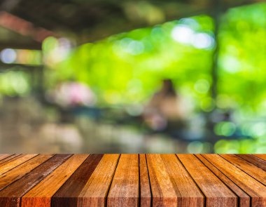 Arka plan kullanımı için yeşil ağaç bokeh ile gündüz vakti bulanık bir restoran görüntüsü .