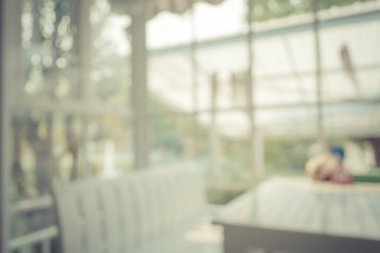 Arka plan kullanımı için Bokeh ile gündüz vakti kahve dükkanının bulanık görüntüsü .