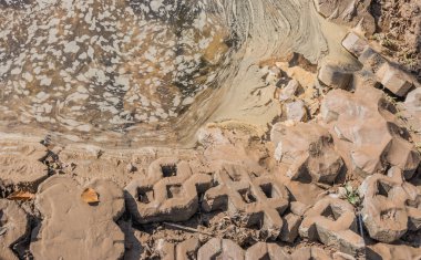 Bir heyelan sonrasında kötü inşaat zemin bodrumunun arkaplan resmi.