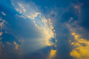 arkaplan kullanımı için gündüz vakti güneş ışığı ve mavi gökyüzü görüntüsü.