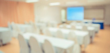 Arkaplan kullanımı için boş seminer odasının klasik ton bulanık görüntüsü.