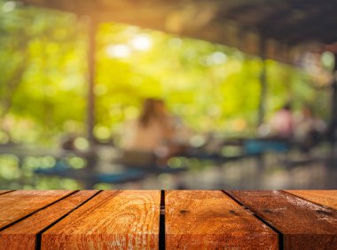 Arka plan kullanımı için yeşil ağaç bokeh ile gündüz vakti bulanık açık hava restoranının klasik ton görüntüsü .