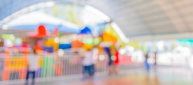 Okulda arka plan kullanımı için çocukların oyun parkının soyut bulanık görüntüsü.