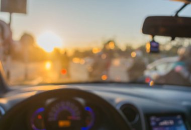 Arka plan kullanımı için gündüz vakti araba kullanan insanların klasik ton bulanık görüntüsü. (içeriden fotoğraf çek)