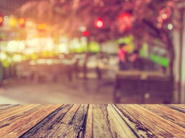 Eski tarz dekorasyon restoranındaki ahşap masa ve soyut bulanık Japon restoranının bulanık görüntüsü.