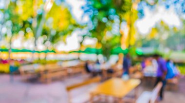 Arkaplan kullanımı için Bokeh ile gündüz saatinde restoranın bulanık görüntüsü.