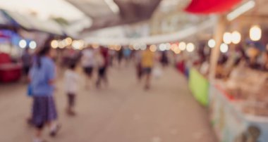 Caddedeki gece festivalinin klasik ton bulanık görüntüsü Bokeh ile bulanık arkaplan .
