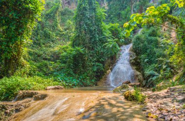 Şelale ve kayanın arkaplan kullanımı için gün içinde uzun pozlama görüntüsü.
