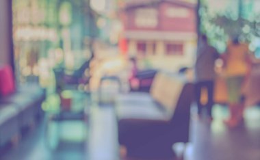 Klasik ton bulanık imajı olan insanlar arka plan kullanımı için oturma odasında oturuyor.