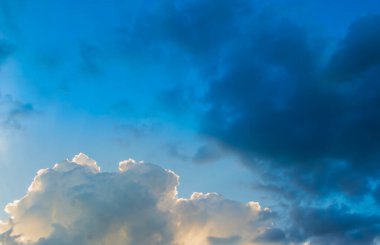 arkaplan kullanımı için mavi gökyüzü ve beyaz bulutların gündüz görüntüsü.