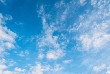 arkaplan kullanımı için mavi gökyüzü ve beyaz bulut dokusu görüntüsü.