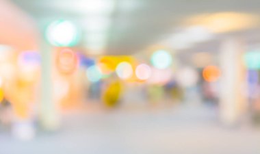 Koridorun bulanık görüntüsü ve arka plan kullanımı için havaalanındaki insanlar .