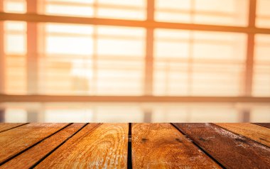 Arkaplan kullanımı için bokeh içeren bulanık pencerenin resmi.