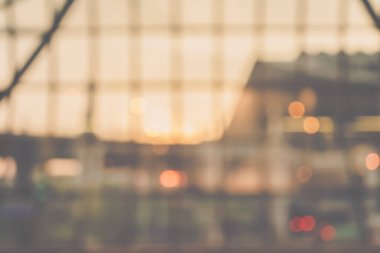 Modern ofis odasındaki arka plan kullanımı için bokeh ile bulanık pencerenin görüntüsü.