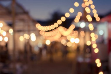 Caddedeki gece festivalinin klasik ton bulanık görüntüsü Bokeh ile bulanık arkaplan .