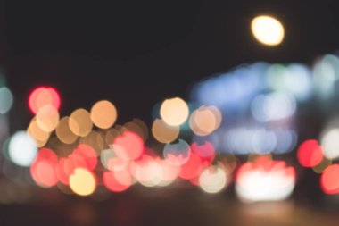 Arkaplan kullanımı için gece vakti renkli ışıkları olan bulanık sokak bokeh görüntüsü .