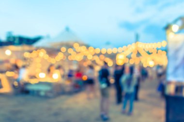 Caddedeki gece festivalinin bulanık görüntüsü Bokeh ile bulanık arkaplan .