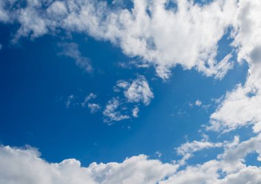 arkaplan kullanımı için mavi gökyüzü ve beyaz bulutun resmi (yatay)).