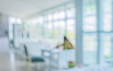 Arka plan kullanımı için oturma odasında oturan insanların bulanık görüntüsü.