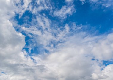 arkaplan kullanımı için mavi gökyüzü ve beyaz bulutların gündüz görüntüsü.