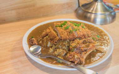 Japon usulü köri soslu kızarmış domuz eti..