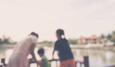 Arka plan kullanımı için Bokeh ile göl kenarındaki insanların klasik ton bulanık görüntüsü.