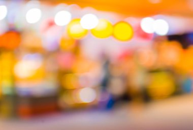 Alışveriş merkezinin bulanık görüntüsü ve arka plan kullanımı için insanlar .