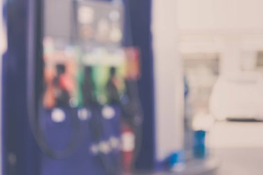 Arkaplan kullanımı için günlük benzin istasyonunun bulanık görüntüsü.