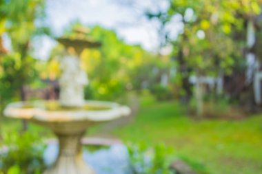 Yeşil ağaç ve arka plan kullanımı için çeşme bulunan soyut bulanık manzara oteli.