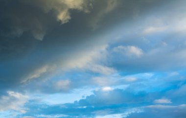 arkaplan kullanımı için mavi gökyüzü ve beyaz bulutların gündüz görüntüsü .