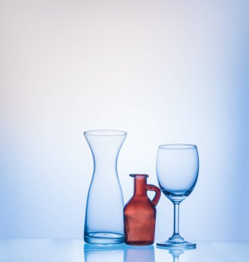 Üç farklı bardağın ve şişenin mavi renkli görüntüsünü vurgula.