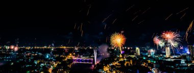 1 Ocak 'ta Tayland' ın Chiang Mai şehrinde arka plan kullanımı için havai fişek patlaması..