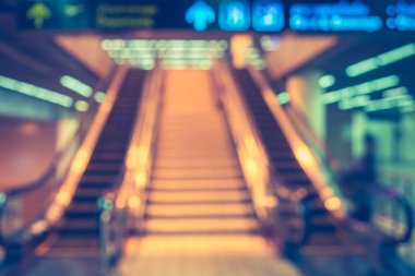 Arka plan kullanımı için havaalanındaki yürüyen merdivenlerin bulanık görüntüsü.