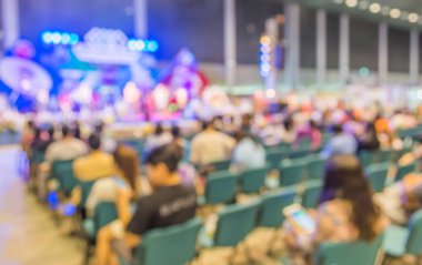 Konser salonunda arka plan kullanımı için bulanık insanların görüntüsü .