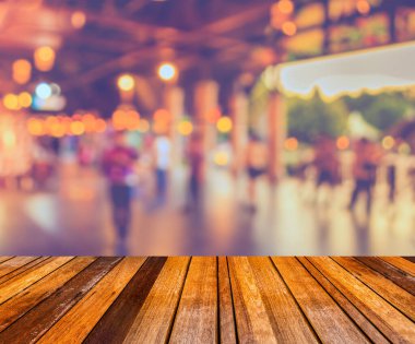 Arka plan kullanımı için festival ışıklarıyla dekore edilmiş koridorlarda yürüyen bulanık insanlar .