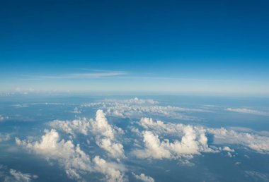 Arkaplan kullanımı için açık mavi gökyüzü ve beyaz bulutların gündüz görüntüsü.