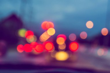 Arka plan kullanımı için gece vakti araba kullanan insanların klasik ton bulanık görüntüsü. (içeriden fotoğraf çek)