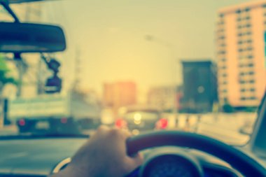 Arka plan kullanımı için gündüz vakti araba kullanan insanların bulanık görüntüsü. (içeriden fotoğraf çek)