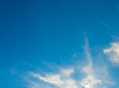 Arkaplan için gündüz vakti beyaz bulutlu mavi gökyüzü resmi.