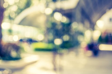 Arka plan kullanımı için Bokeh ile parkta yürüyen insanların bulanık görüntüsü .