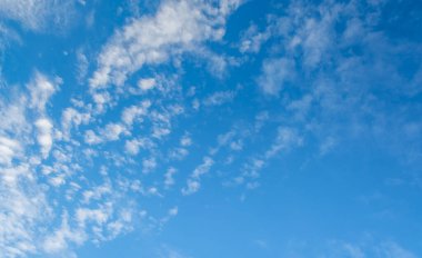 arkaplan kullanımı için mavi gökyüzü ve beyaz bulutların gündüz görüntüsü.