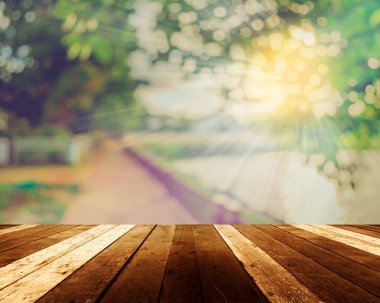 Bulanık göl ve bokeh resimli eski ahşap masa.