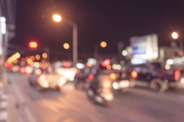 Arka plan kullanımı için gece vakti renkli ışıkları olan bulanık sokak Bokeh 'inin klasik ton görüntüsü .