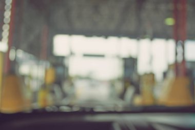 Arka plan kullanımı için otoyoldaki Tollbooth 'un klasik ton soyut bulanık görüntüsü.