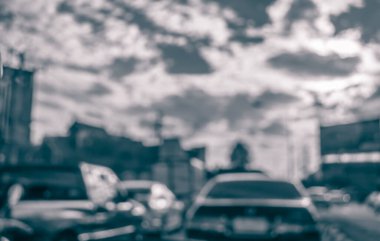 Arka plan kullanımı için gündüz vakti araba kullanan insanların klasik ton bulanık görüntüsü. (içeriden fotoğraf çek)