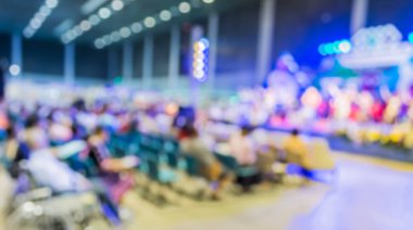 Konser salonunda arka plan kullanımı için bulanık insanların görüntüsü .