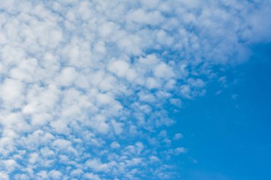 Arka plan kullanımı için mavi gökyüzü ve beyaz bulutun gündüz görüntüsü. (yatay)).