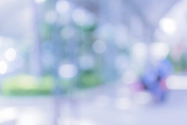 Arka plan kullanımı için Bokeh ile parkta yürüyen insanların bulanık görüntüsü .