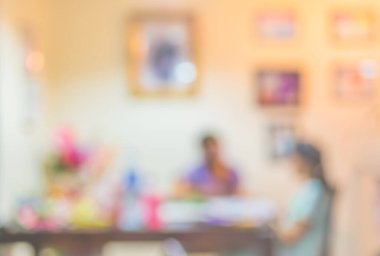 Restorandaki yemek masasının bulanık görüntüsü. .